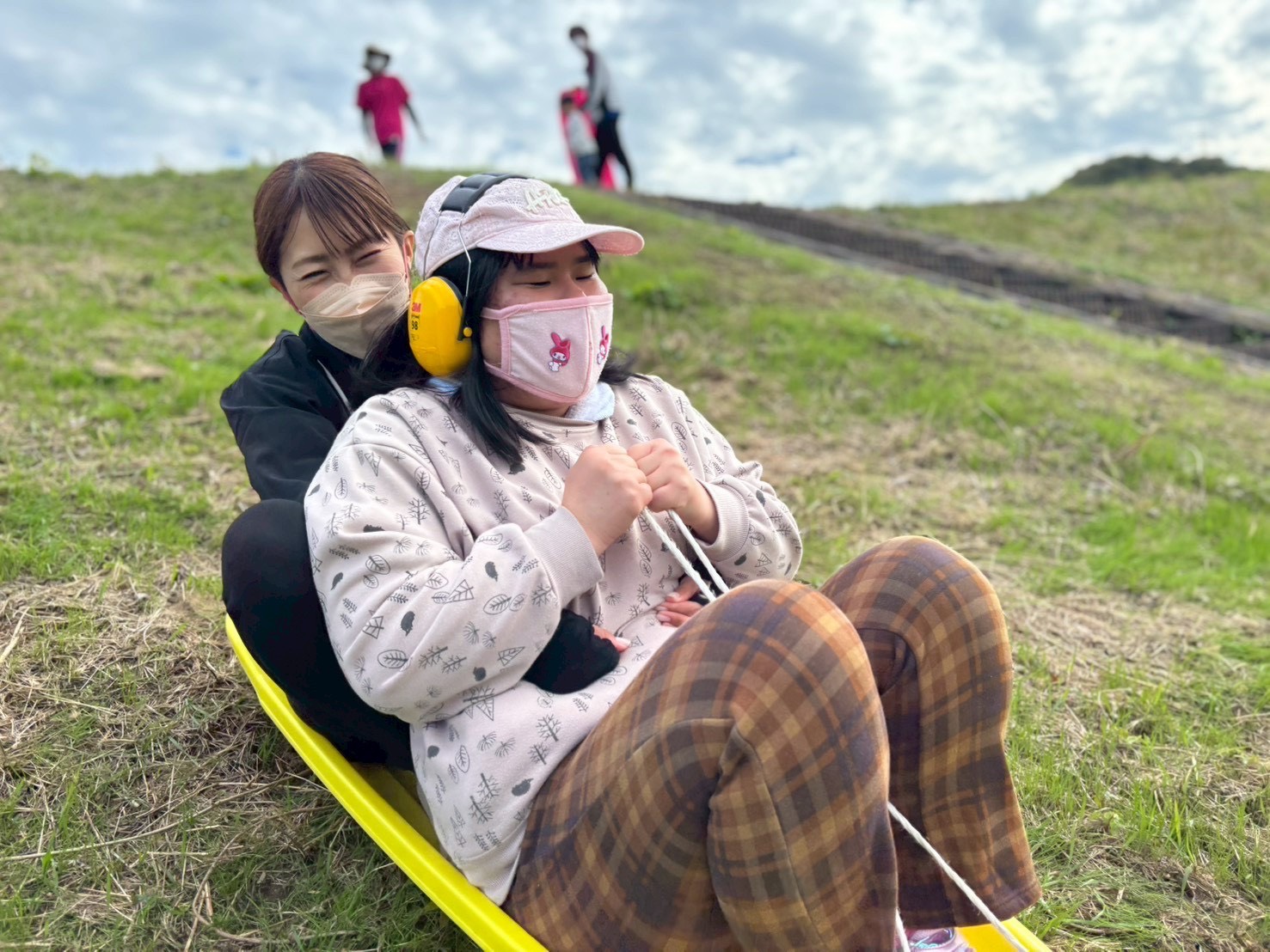 笑顔で働くスタッフ1