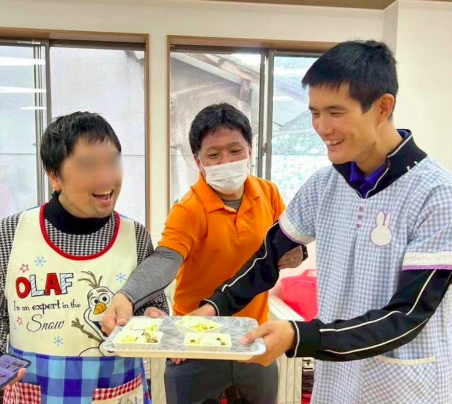 笑顔で働くスタッフ3